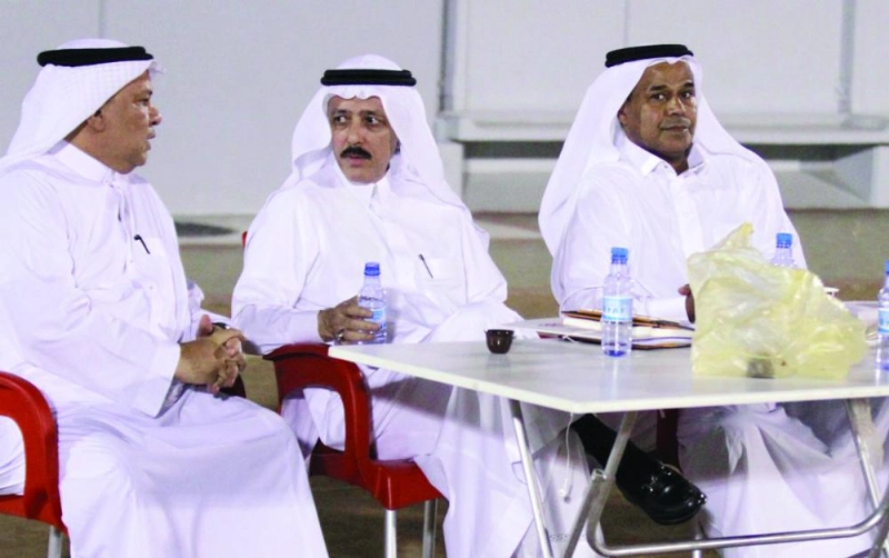 سمرقندي خلال متابعته تدريبات الوحدة أمس الأول (مكة)