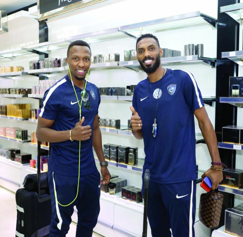 محمد جحفلي وحسن كادش قبل المغادرة أمس (إعلامي الهلال)