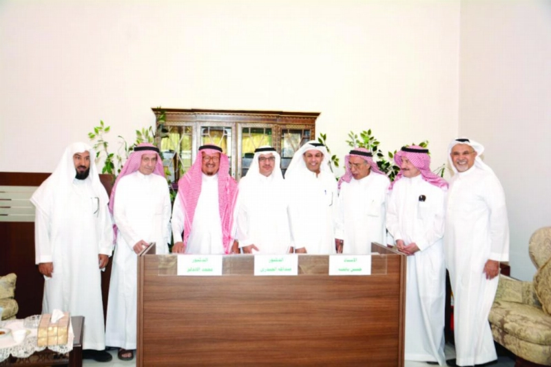 الحضور والمشاركون بعد انتهاء الندوة (مكة)