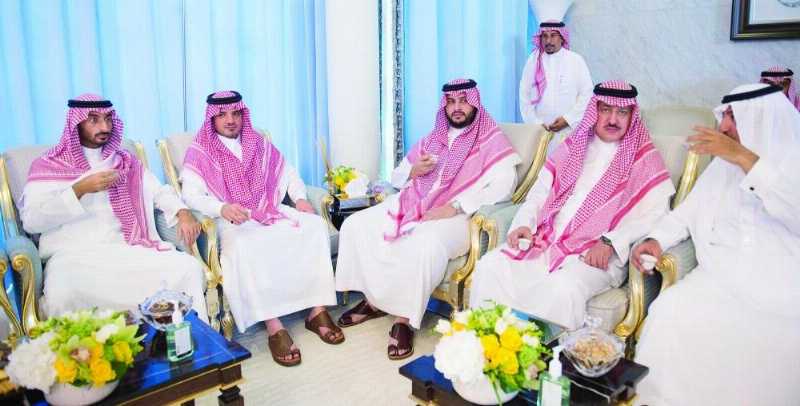 من مراسم استقبال خادم الحرمين للملك حمد في قصر السلام بجدة أمس (واس)