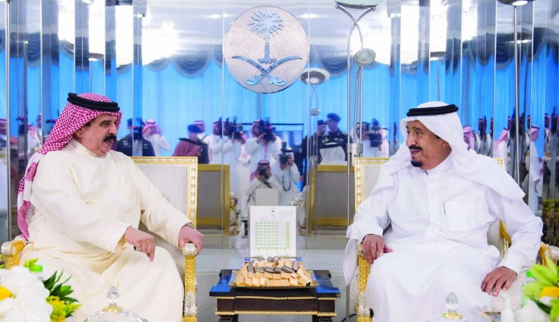 خادم الحرمين خلال استقباله ملك البحرين