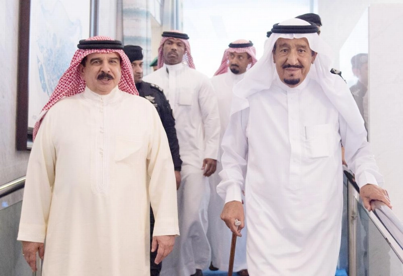 الملك سلمان لدى استقباله ملك البحرين (واس)