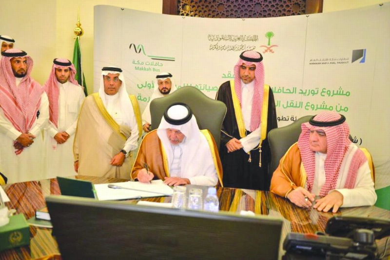 خالد الفيصل خلال مراسم توقيع عقد توريد وتشغيل وصيانة مشروع الحافلات (مكة)