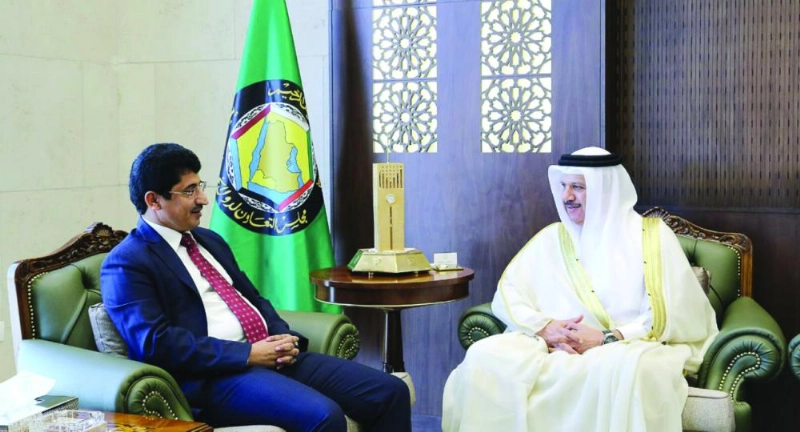 عبداللطيف الزياني مستقبلا وكيل وزارة الخارجية اليمني بالرياض أمس