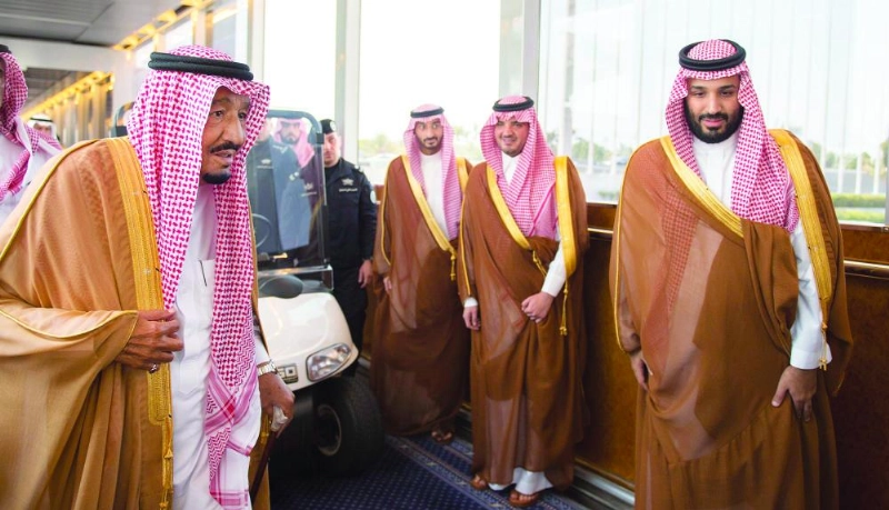 الملك سلمان لدى مغادرته إلى روسيا وفي وداعه نائبه الأمير محمد بن سلمان