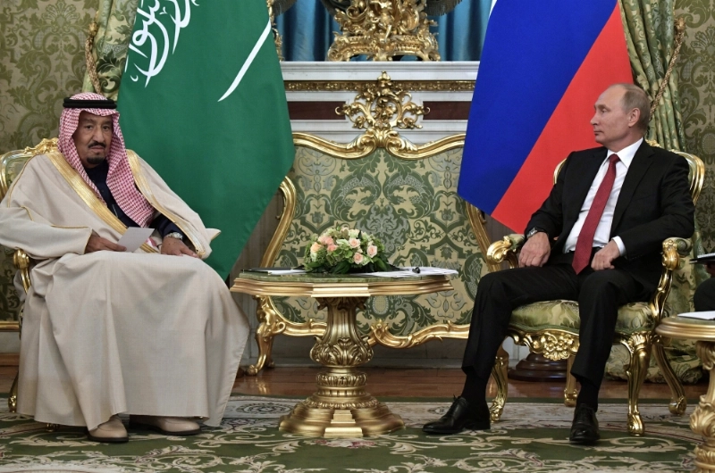 epa06246018 Russian President Vladimir Putin (R) and Saudi King Salman bin Abdulaziz Al Saud (L) meet in the Kremlin, Moscow, Russia. 05 October 2017. King Salman is on a three-day visit for talks that are expected to focus on the Syrian crisis and energy. EPA/ALEXEI NIKOLSKY/SPUTNIK/KREMLIN / POOL MANDATORY CREDIT