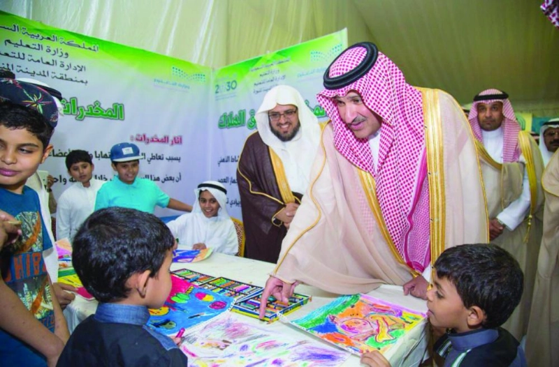 فيصل بن سلمان خلال تدشينه ملتقى نبراس الشبابي الأول في المدينة (محمد عبداللطيف)