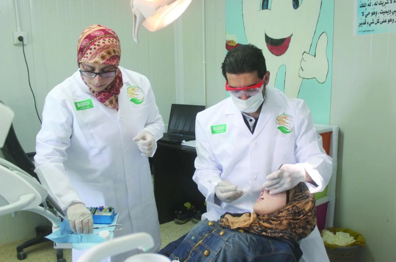لاجئة سورية تتلقى العلاج بالعيادات السعودية في الزعتري (واس)