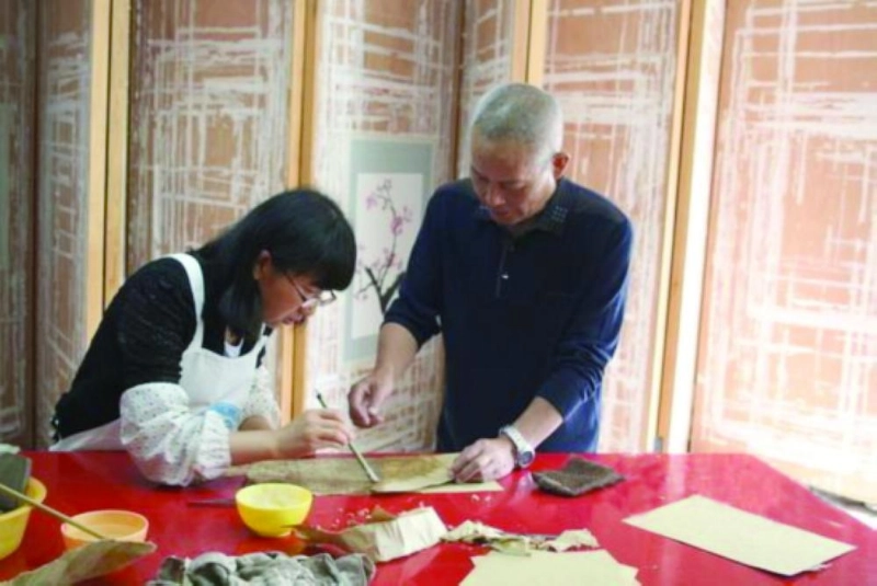 خبراء يعملون على مخطوطة (Go Kunming)