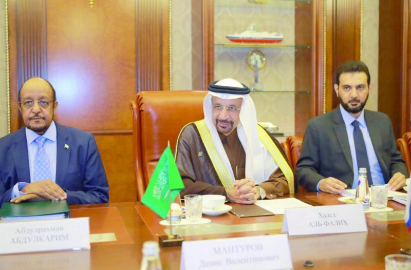 الفالح خلال الاجتماع مع وزير الصناعة الروسي (مكة)