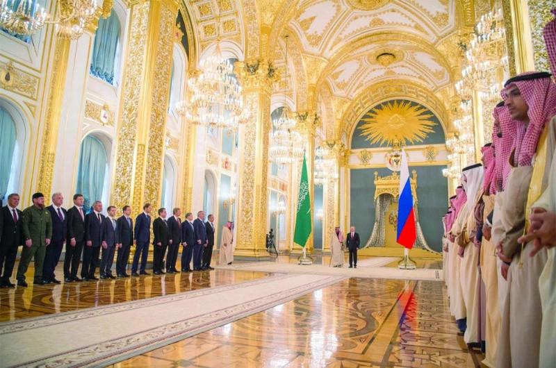 الرئيس الروسي بوتين خلال استقباله الملك سلمان في قصر الكرملين أمس (بندر الجلعود)