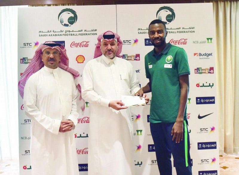 أسامة هوساوي مسلما تبرع المنتخب لجمعية ذوي شهداء الواجب (مكة)