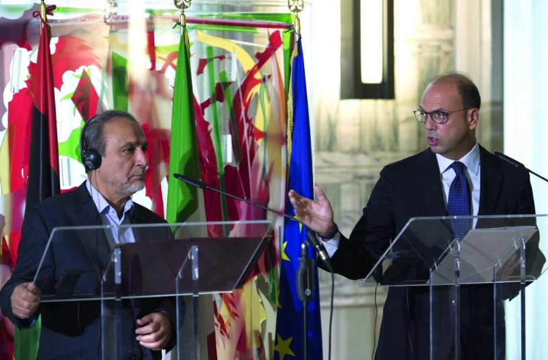 وزير خارجية إيطاليا بمؤتمر إعلامي مع رئيس مجلس الدولة الليبي في فارنيسينا (إ ب أ)