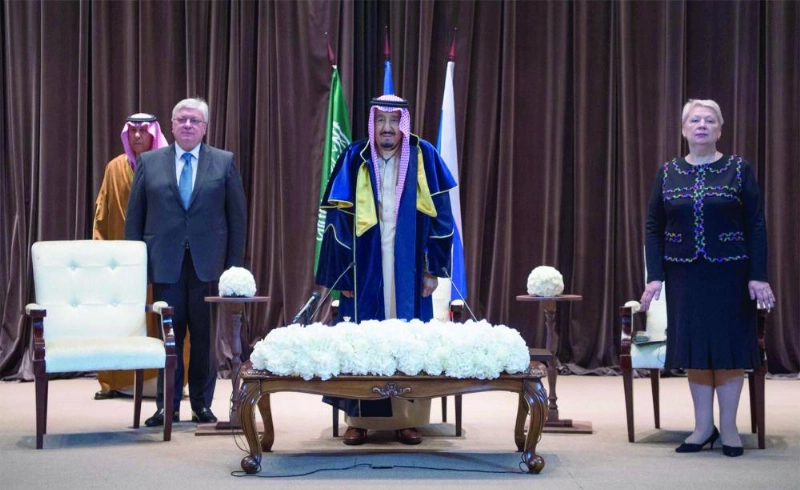 الملك سلمان لدى تسلمه الدكتوراه الفخرية من جامعة موسكو الحكومية (بندر الجلعود)