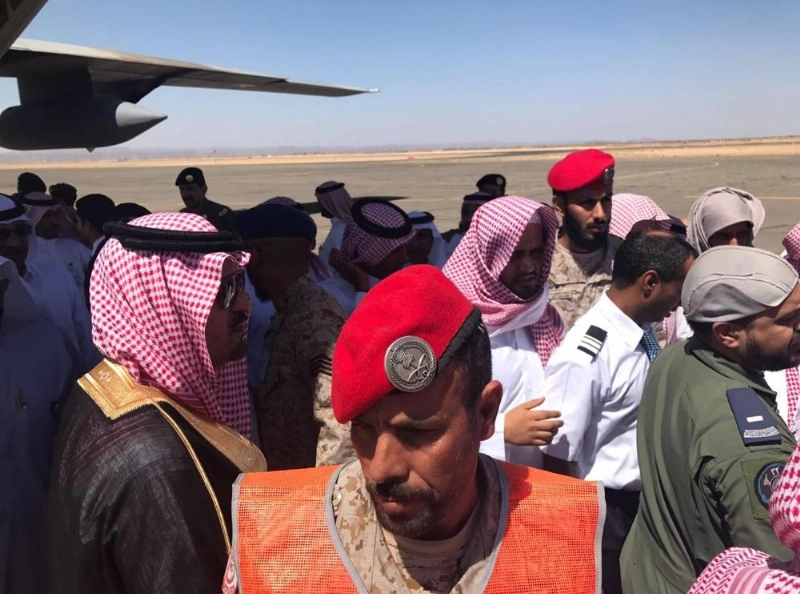 غلاب أبوخشيم مستقبلا جثمان الشهيد أحمد الزهراني (واس)