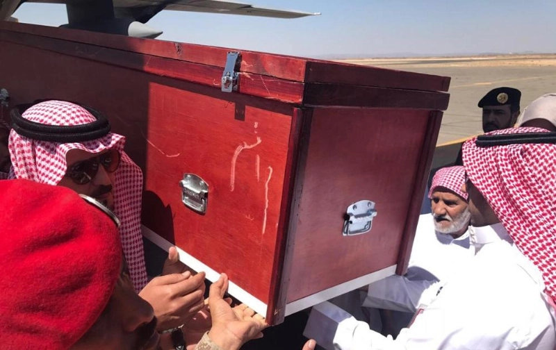 غلاب أبوخشيم مستقبلا جثمان الشهيد أحمد الزهراني (واس)