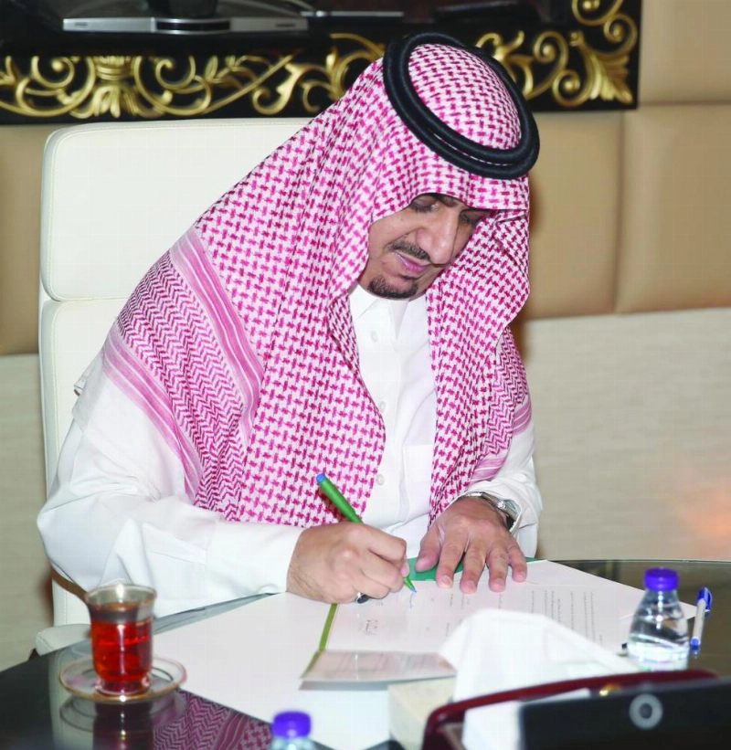 عبدالله المانع يوقع على الاتفاقية (مكة)