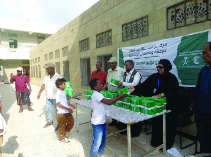 .. والمركز يوزع وجبات غذائية خفيفة على الطلاب النازحين في المخا