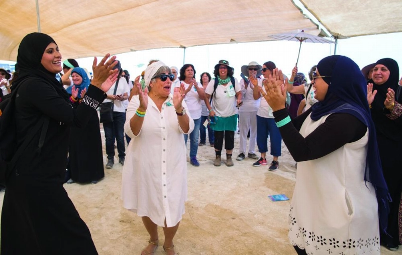فلسطينيات وإسرائيليات يرقصن داخل خيمة في غور الأردن بالضفة تأييدا للسلام (إ ب أ)