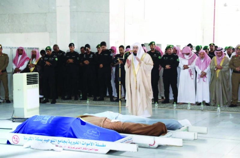 من الصلاة على الشهيد السبيعي في الحرم المكي أمس (واس)
