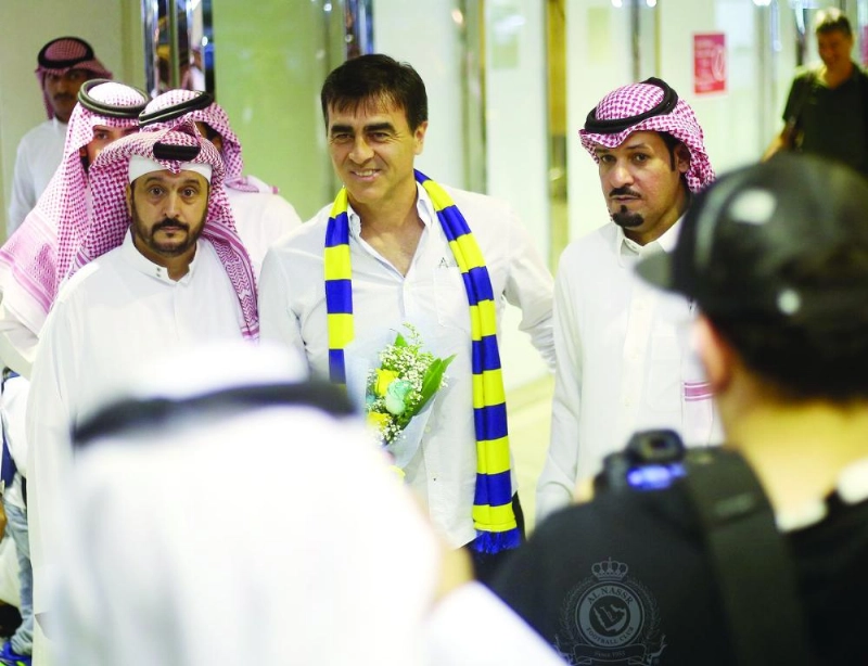 جوستافو لحظة وصوله أمس (إعلامي النصر)