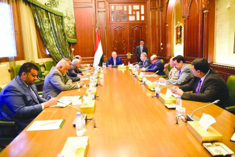 هادي خلال اجتماع مع هيئة مستشاريه في الرياض أمس (سبأ نت)
