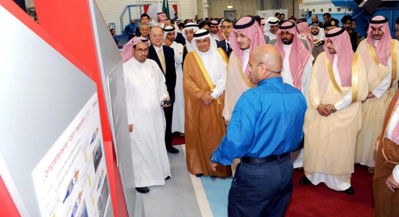أحمد بن فهد أثناء متابعة شرح عن المشروع (واس)