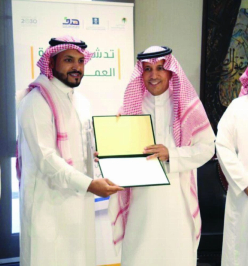 الغفيص يسلم أولى وثائق العمل الحر لأحد الشباب (مكة)