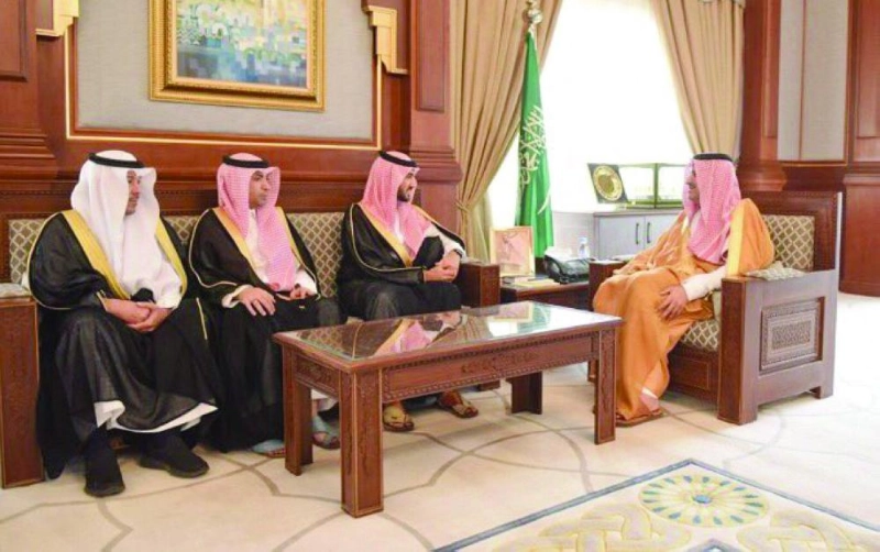 فيصل بن سلمان مستقبلا عبدالعزيز بن تركي أمس (مكة)