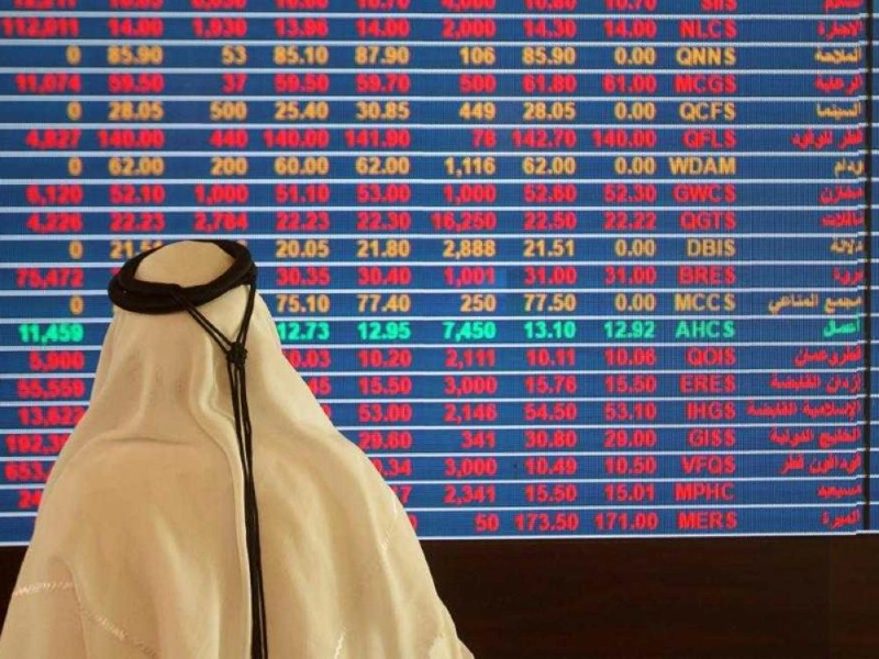 قطري يتابع مؤشرات سوق الدوحة المالي (رويترز)