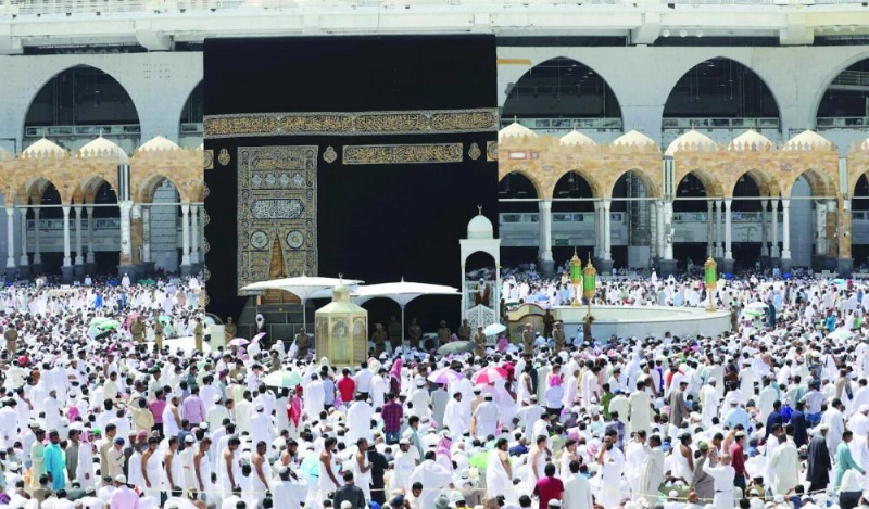 زوار ومعتمرون في الحرم أمس (واس)