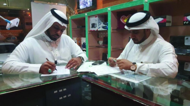 مفتشو العمل أثناء ضبط إحدى المخالفات (مكة)