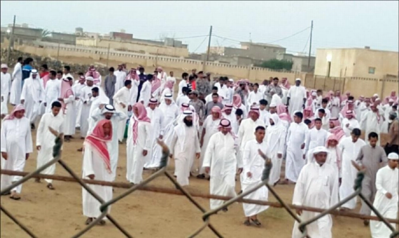 أهالي دوقة خلال تشييعهم الشهيد عبدالله الشيخي (مكة)