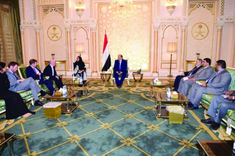 هادي مستقبلا في الرياض وزير الدولة البريطاني أليستر بيرت (سبأ نت)