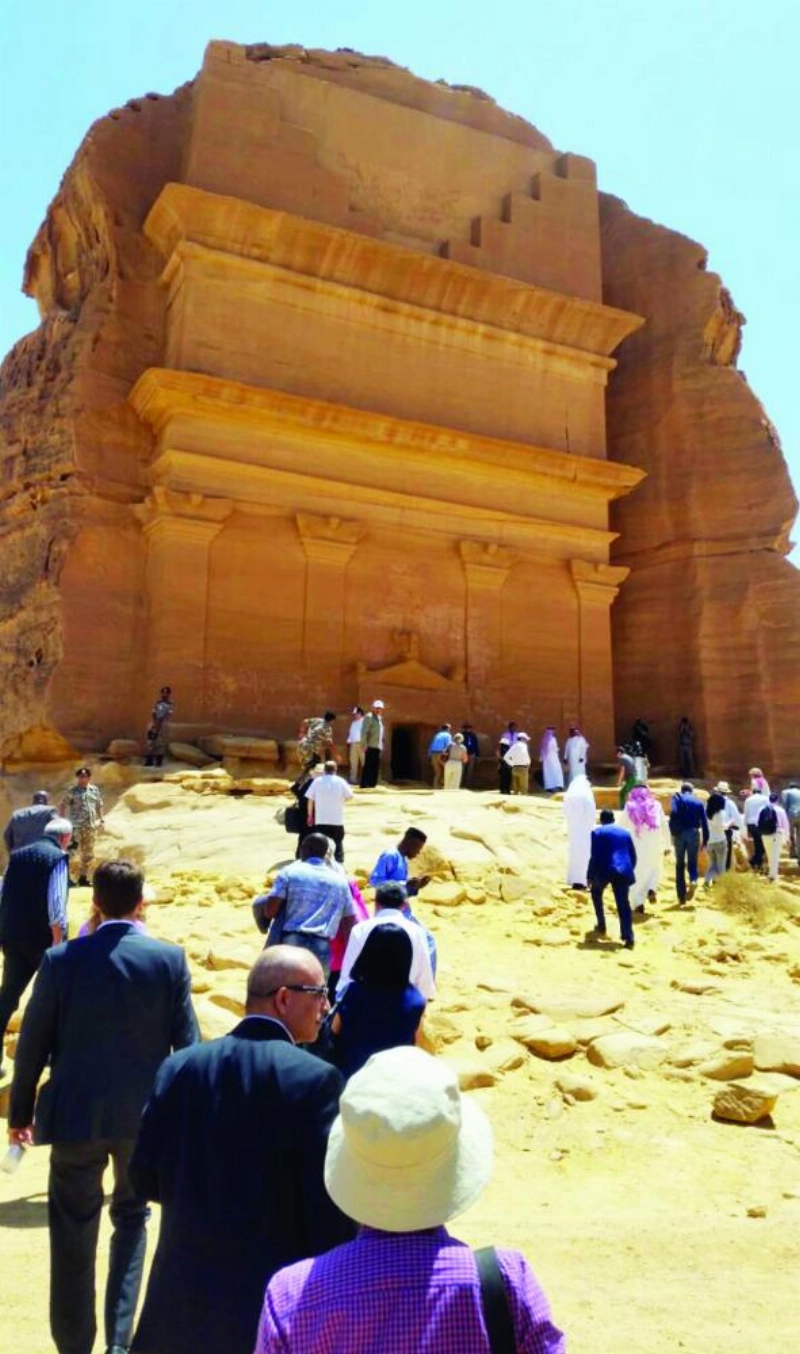 سواح لدى زيارتهم آثارا في مدائن صالح (مكة)