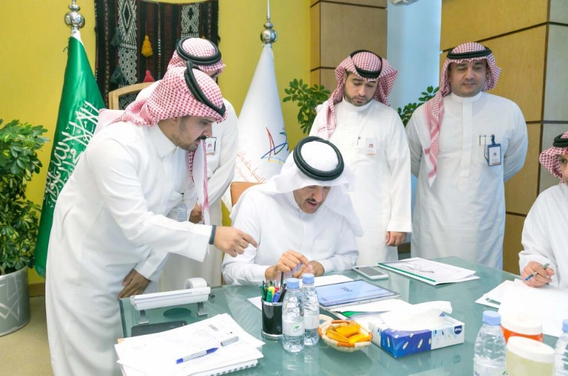 سلطان بن سلمان خلال تدشينه مشروع الأرشيف الالكتروني (واس)