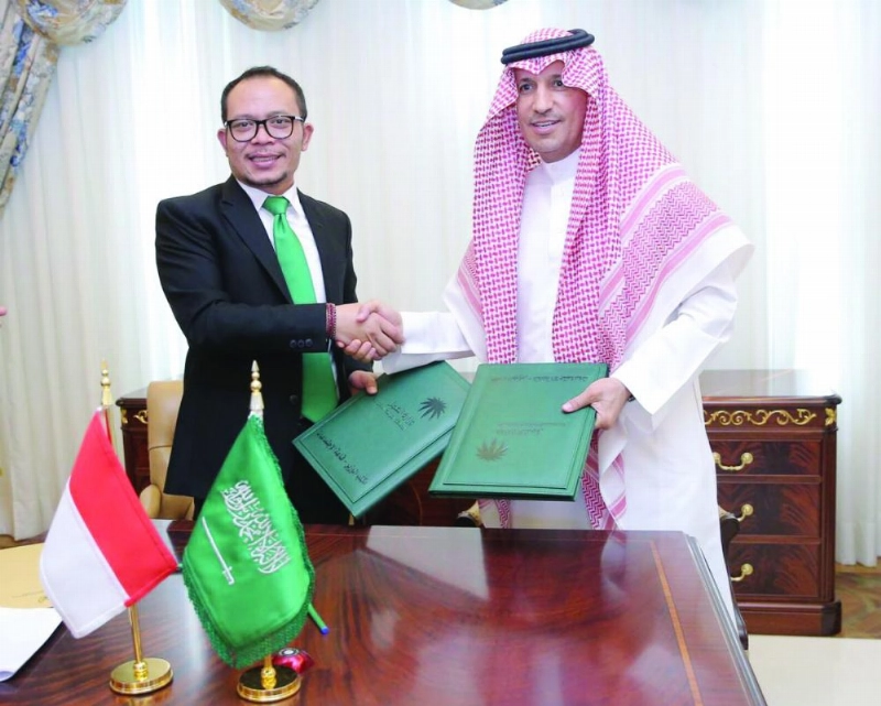 علي الغفيص ومحمد ذاكري بعد توقيع الاتفاقية (تويتر وزارة العمل)
