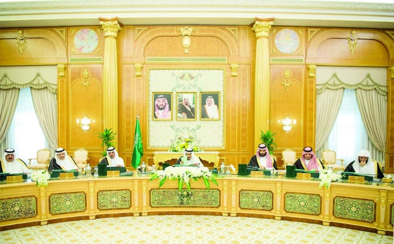 الملك سلمان خلال ترؤسه جلسة مجلس الوزراء في قصر اليمامة بالرياض أمس (واس)