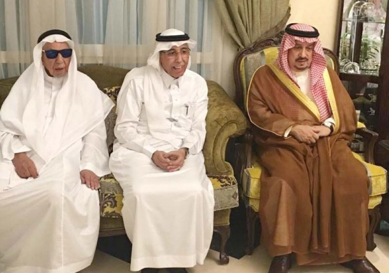 أمير الرياض ينقل تعازي القيادة لأسرة الشهيد مهنا البيز
