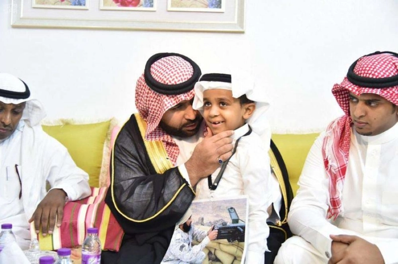 نائب أمير جازان ينقل تعازي القيادة لذوي الشهيد خليل
