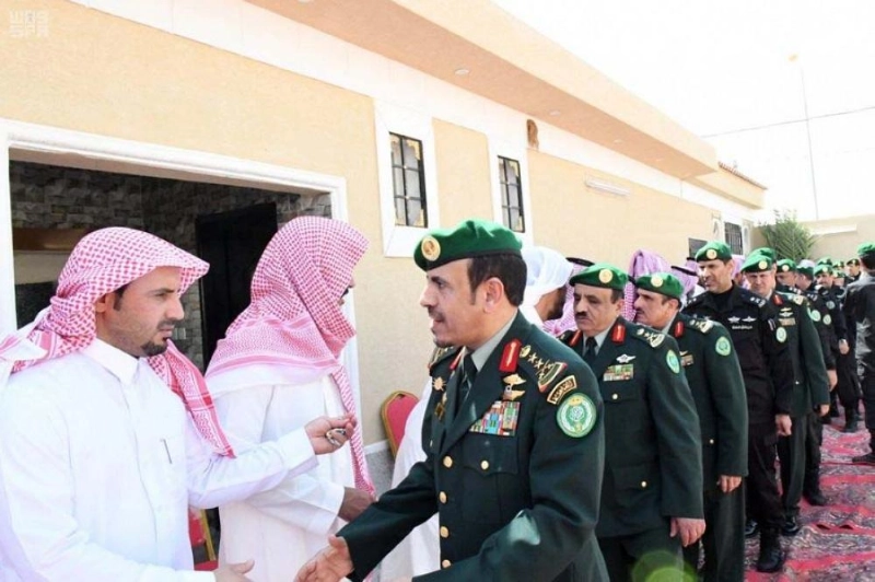 رئيس الحرس الملكي ينقل تعازي الملك وولي العهد لأسر الشهيدين المطيري والسبيعي