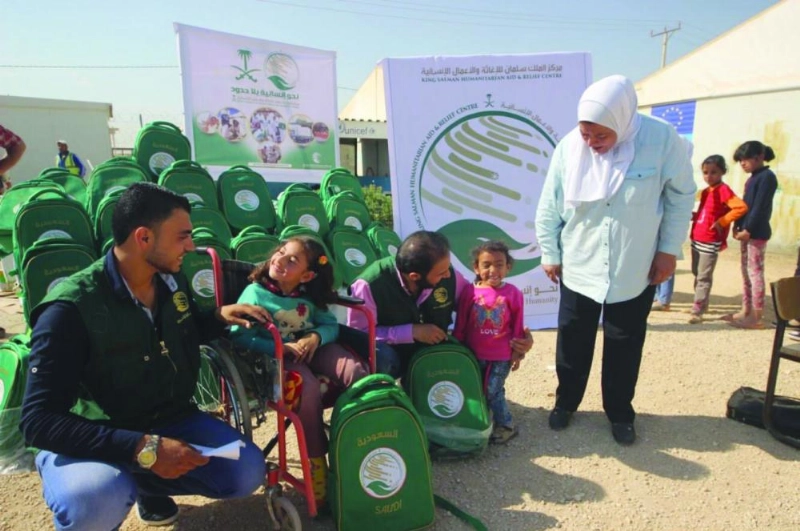 حقائب مدرسية سعودية لتوزيعها لطلاب الزعتري (واس)