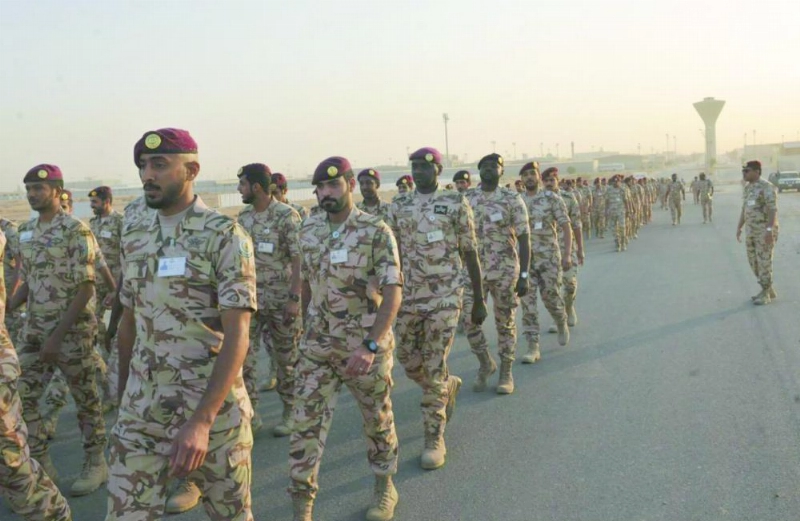 جنود خلال السير الطويل أمس (واس)