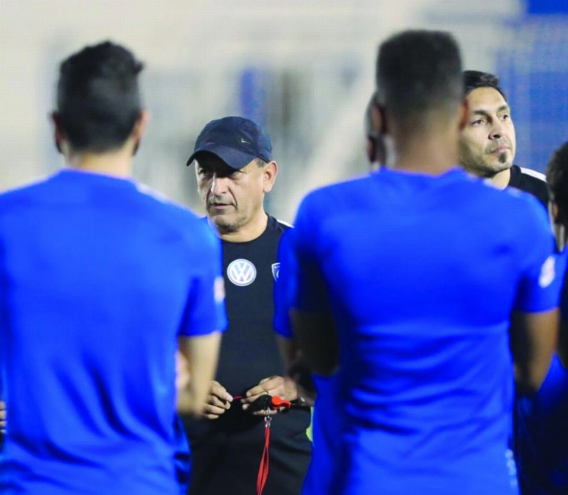 مدرب الهلال رامون دياز يتحدث للاعبين في التدريبات (إعلامي الهلال)