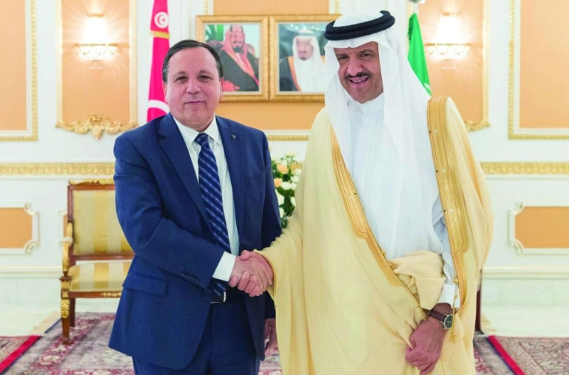 سلطان بن سلمان مستقبلا خميس الجهيناوي بتونس أمس (واس)