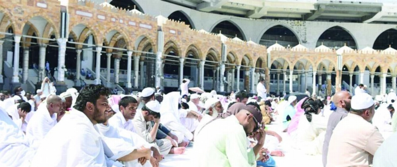 مصلون خلال خطبة الجمعة في الحرم المكي أمس (واس)