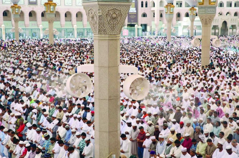 زوار بالحرم النبوي (واس)