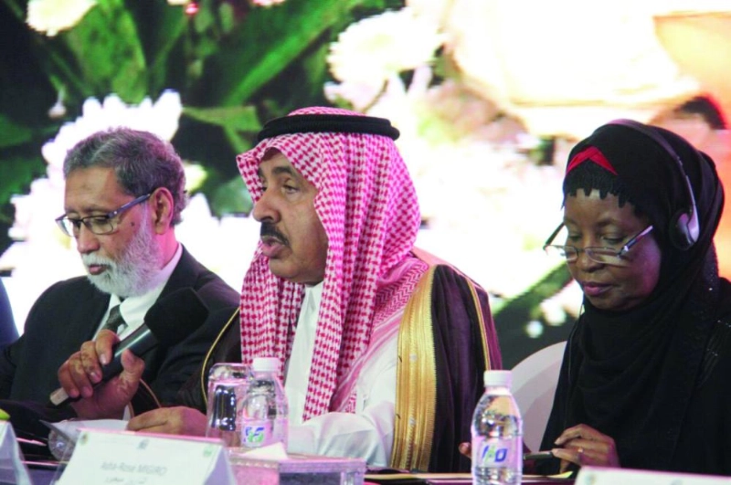 عواد البلوي متحدثا خلال الندوة (واس)