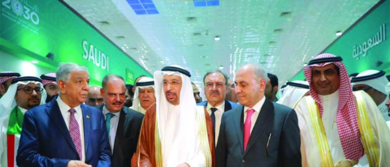 الفالح في جولة بجناح السعودية المشارك بالمعرض (وزارة الطاقة)
