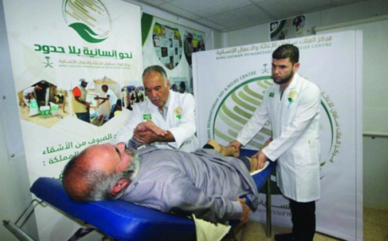 لاجئ سوري يتلقى العلاج في عيادة مركز الملك سلمان بالزعتري (واس)